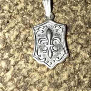 Fluer de lis pendant